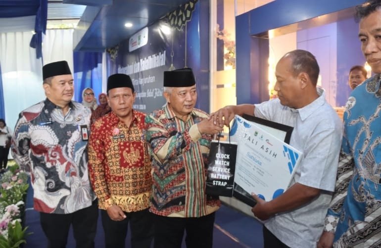 Bupati Sanusi secara simbolis menyalurkan tali asih berupa penghargaan masa bakti kepada salah satu pegawai penerima mandat, Jumat (27/03/2026).