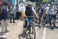 Wali Kota Malang, Wahyu Hidayat mengayuh sepeda usai meresmikan SPPG Sukoharjo 2, Klojen, Jumat (27/03/2026). (foto : Kim)