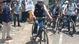 Wali Kota Malang, Wahyu Hidayat mengayuh sepeda usai meresmikan SPPG Sukoharjo 2, Klojen, Jumat (27/03/2026). (foto : Kim)