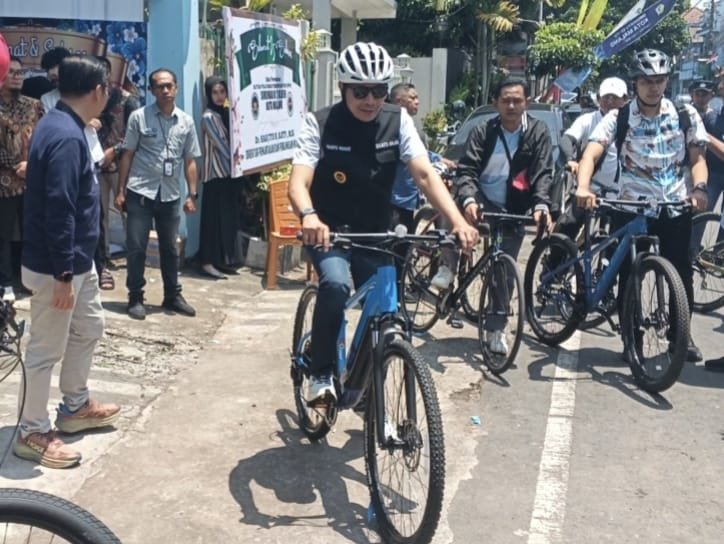 Wali Kota Malang, Wahyu Hidayat mengayuh sepeda usai meresmikan SPPG Sukoharjo 2, Klojen, Jumat (27/03/2026). (foto : Kim)