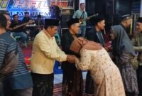 Foto bersalaman jajaran Pemerintah Desa Poncokusumo, tokoh masyarakat, dan perwakilan pemuda prosesi puncak acara halal bihalal. Senyum kebersamaan terpancar dari wajah mereka, menandakan kuatnya tali silaturahmi yang terjalin. Foto (Kim)