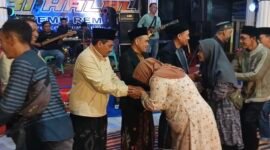 Foto bersalaman jajaran Pemerintah Desa Poncokusumo, tokoh masyarakat, dan perwakilan pemuda prosesi puncak acara halal bihalal. Senyum kebersamaan terpancar dari wajah mereka, menandakan kuatnya tali silaturahmi yang terjalin. Foto (Kim)