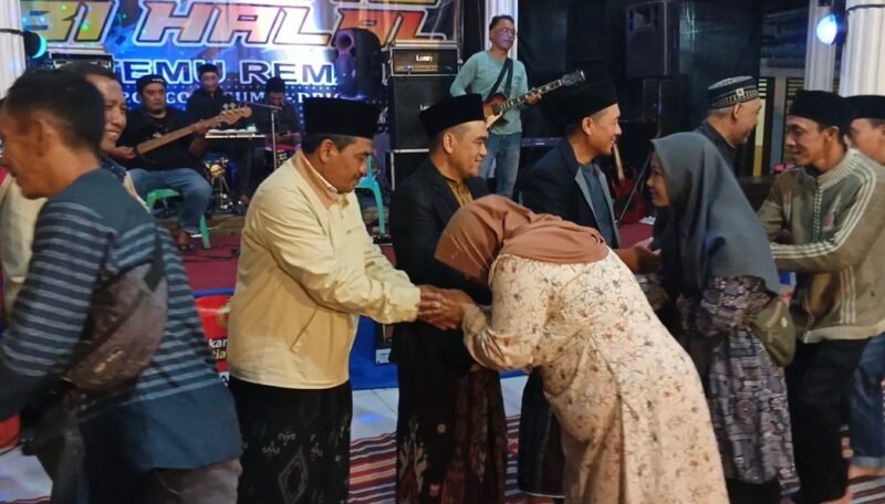 Foto bersalaman jajaran Pemerintah Desa Poncokusumo, tokoh masyarakat, dan perwakilan pemuda prosesi puncak acara halal bihalal. Senyum kebersamaan terpancar dari wajah mereka, menandakan kuatnya tali silaturahmi yang terjalin. Foto (Kim)