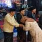 Foto bersalaman jajaran Pemerintah Desa Poncokusumo, tokoh masyarakat, dan perwakilan pemuda prosesi puncak acara halal bihalal. Senyum kebersamaan terpancar dari wajah mereka, menandakan kuatnya tali silaturahmi yang terjalin. Foto (Kim)
