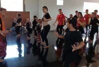 Pengajar Sanggar Seni Denendar, Tri Boto Wibisono (kiri), memberikan pelatihan dan bimbingan langsung kepada para penari dari Sanggar Denendar dan Kusuma Laras di Malang, sebagai bagian dari kegiatan kolaborasi Refleksi Gerak dan Silaturahmi'. Foto (Kim)