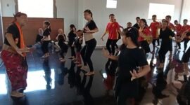 Pengajar Sanggar Seni Denendar, Tri Boto Wibisono (kiri), memberikan pelatihan dan bimbingan langsung kepada para penari dari Sanggar Denendar dan Kusuma Laras di Malang, sebagai bagian dari kegiatan kolaborasi Refleksi Gerak dan Silaturahmi'. Foto (Kim)