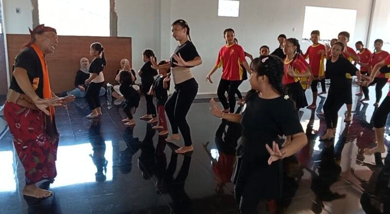 Pengajar Sanggar Seni Denendar, Tri Boto Wibisono (kiri), memberikan pelatihan dan bimbingan langsung kepada para penari dari Sanggar Denendar dan Kusuma Laras di Malang, sebagai bagian dari kegiatan kolaborasi Refleksi Gerak dan Silaturahmi'. Foto (Kim)