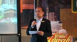 Cluster General Manager Grand Mercure Malang Mirama & Mercure Surabaya Grand Mirama,Sugito Adhi memberikan sambutan hangat dan penuh apresiasi dalam acara pengundian Grand Prize Ramadan Kareem. Foto (Kim)