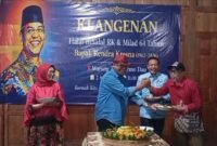 Rendra Kresna beri potongan tumpeng kepada Safril M (Caping). Foto (Kim)