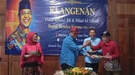 Rendra Kresna beri potongan tumpeng kepada Safril M (Caping). Foto (Kim)