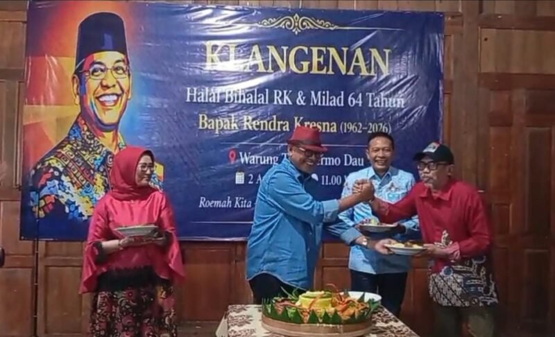 Rendra Kresna beri potongan tumpeng kepada Safril M (Caping). Foto (Kim)