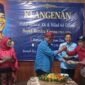 Rendra Kresna beri potongan tumpeng kepada Safril M (Caping). Foto (Kim)
