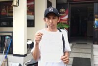 Suprianto, petani Desa Pandansari, menunjuk bukti laporan polisi atas hilangnya 500 kilogram jeruk siap panen dari kebunnya yang berlokasi di Poncokusumo, Senin, (06/04/2026). Foto : (Kim)