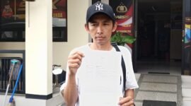 Suprianto, petani Desa Pandansari, menunjuk bukti laporan polisi atas hilangnya 500 kilogram jeruk siap panen dari kebunnya yang berlokasi di Poncokusumo, Senin, (06/04/2026). Foto : (Kim)