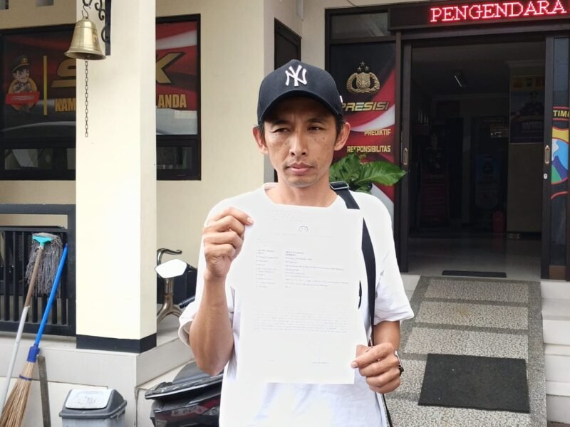 Suprianto, petani Desa Pandansari, menunjuk bukti laporan polisi atas hilangnya 500 kilogram jeruk siap panen dari kebunnya yang berlokasi di Poncokusumo, Senin, (06/04/2026). Foto : (Kim)