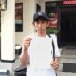 Suprianto, petani Desa Pandansari, menunjuk bukti laporan polisi atas hilangnya 500 kilogram jeruk siap panen dari kebunnya yang berlokasi di Poncokusumo, Senin, (06/04/2026). Foto : (Kim)