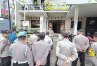 Kapolsek Poncokusumo, AKP Teguh Iman Sugiharto, S.H., memimpin apel gelar pasukan di halaman depan Malposek. Foto : (Tangkap layar tiktok Polsek Poncokusumo).