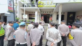 Kapolsek Poncokusumo, AKP Teguh Iman Sugiharto, S.H., memimpin apel gelar pasukan di halaman depan Malposek. Foto : (Tangkap layar tiktok Polsek Poncokusumo).