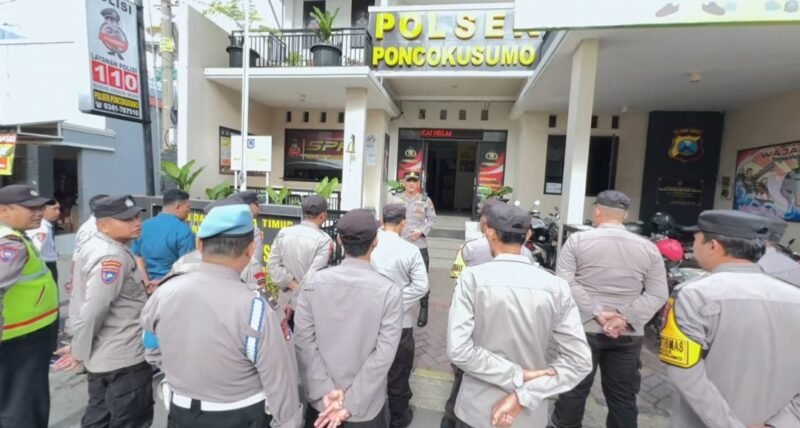 Kapolsek Poncokusumo, AKP Teguh Iman Sugiharto, S.H., memimpin apel gelar pasukan di halaman depan Malposek. Foto : (Tangkap layar tiktok Polsek Poncokusumo).
