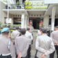 Kapolsek Poncokusumo, AKP Teguh Iman Sugiharto, S.H., memimpin apel gelar pasukan di halaman depan Malposek. Foto : (Tangkap layar tiktok Polsek Poncokusumo).