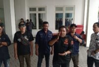 Ketua Ormas GRIB JAYA Kabupaten Malang, Damanhuri Jab bersama LSM dan Ormas, saat diwawancarai awak media. Foto (Ist)