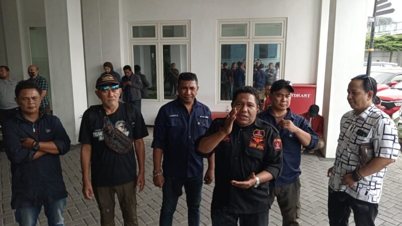 Ketua Ormas GRIB JAYA Kabupaten Malang, Damanhuri Jab bersama LSM dan Ormas, saat diwawancarai awak media. Foto (Ist)
