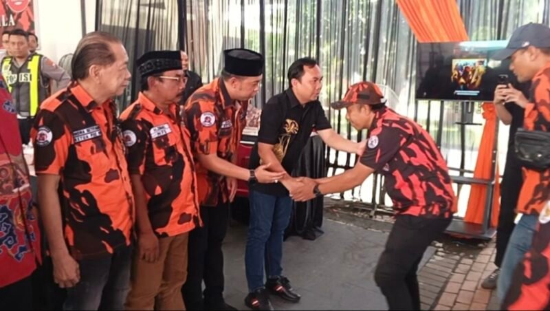 Momen bersalaman pengurus, kader dan anggota PP Kota Malang dengan Wakil Wali Kota Malang. Foto (Kim)