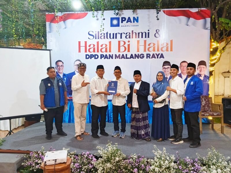 Penyerahan SK Kepengurusan DPD PAN Kabupaten Malang oleh Sekretaris DPW PAN Jatim, Drs.H.Husnul Aqib, M.M. Foto (KIM)