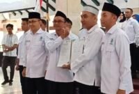 Ketua DPW GAPEMBI Jatim, H.Makhrus Sholeh, S.H, menyerahkan SK Kepengurusan Korwil Malang Raya kepada Ketua terpilih, Dr.H.Raden Djoni Sudjatmoko, SE, MM,. Foto (Kim)