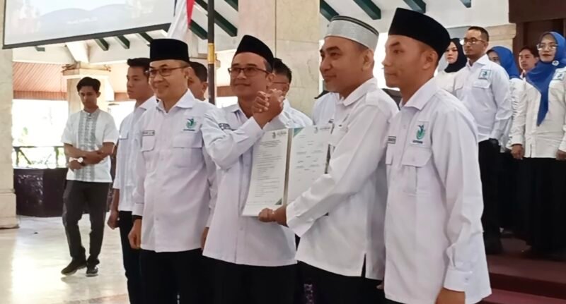 Ketua DPW GAPEMBI Jatim, H.Makhrus Sholeh, S.H, menyerahkan SK Kepengurusan Korwil Malang Raya kepada Ketua terpilih, Dr.H.Raden Djoni Sudjatmoko, SE, MM,. Foto (Kim)