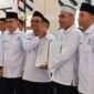 Ketua DPW GAPEMBI Jatim, H.Makhrus Sholeh, S.H, menyerahkan SK Kepengurusan Korwil Malang Raya kepada Ketua terpilih, Dr.H.Raden Djoni Sudjatmoko, SE, MM,. Foto (Kim)