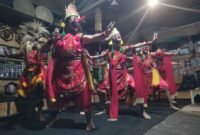 Pertunjukan tari topeng Malang di Kampung Budaya Polowijen (KBP) dalam peringatan Hari Tari Sedunia.
