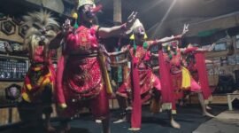 Pertunjukan tari topeng Malang di Kampung Budaya Polowijen (KBP) dalam peringatan Hari Tari Sedunia.