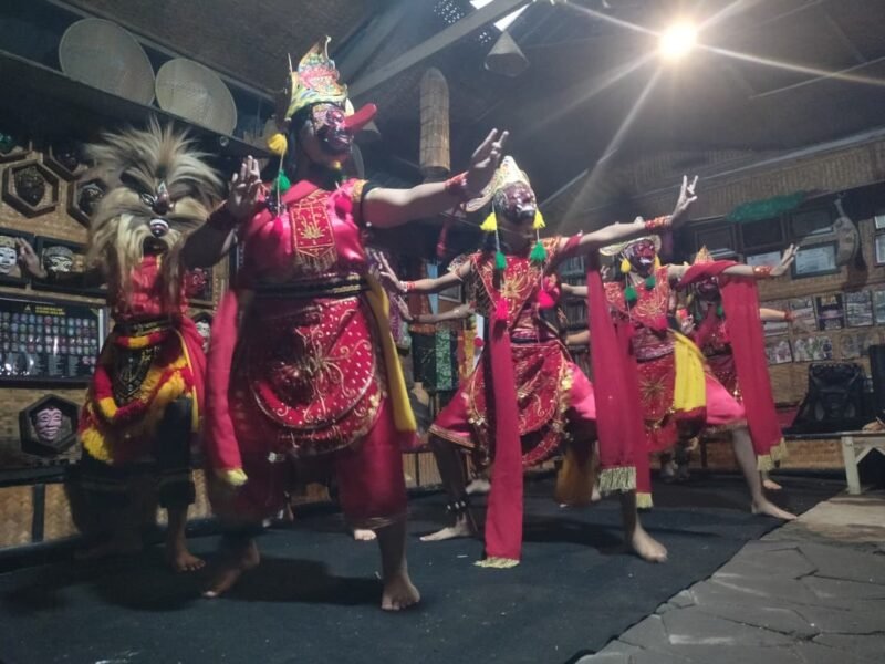 Pertunjukan tari topeng Malang di Kampung Budaya Polowijen (KBP) dalam peringatan Hari Tari Sedunia.