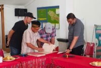 Veriridiano L.F Bili, S.H. mendampingi kliennya melihat langsung buku terawangan desa Jedong. Foto (Kim )
