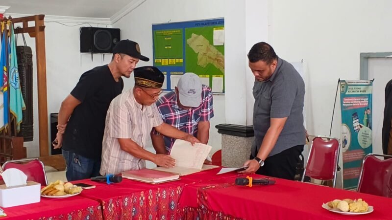 Veriridiano L.F Bili, S.H. mendampingi kliennya melihat langsung buku terawangan desa Jedong. Foto (Kim )