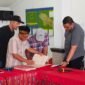 Veriridiano L.F Bili, S.H. mendampingi kliennya melihat langsung buku terawangan desa Jedong. Foto (Kim )
