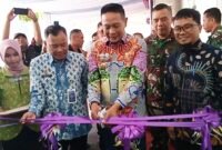 Empat SPPG Yayasan Synergy An Nahl resmi beroperasi dengan ditandai pemotongan pita oleh Wali Kota Malang, Wahyu Hidayat. Foto : (Kim)