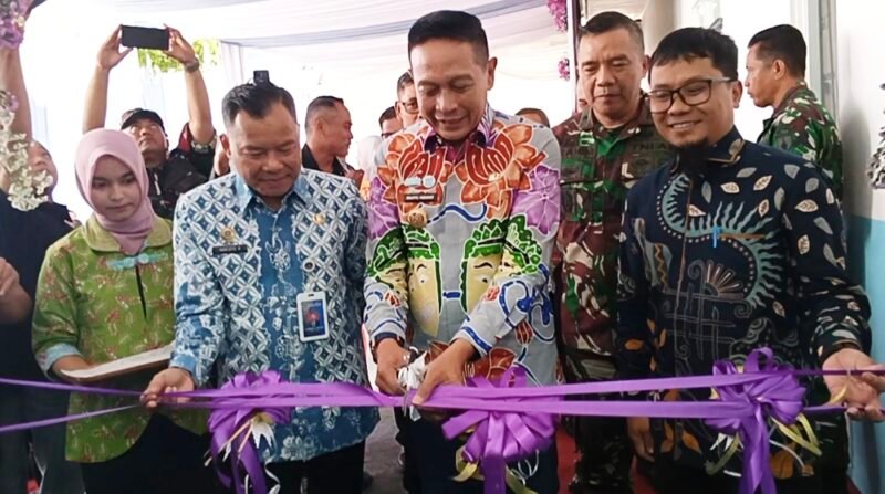 Empat SPPG Yayasan Synergy An Nahl resmi beroperasi dengan ditandai pemotongan pita oleh Wali Kota Malang, Wahyu Hidayat. Foto : (Kim)