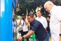 Dirut Tugu Tirta Kota Malang, Priyo Sudibyo memperlihatkan cara operasional Anjungan Air Siap Minum (AASM) kepada DPD RI, LaNyalla dan anggota DPRD Kota Malang. Foto : (Kim)