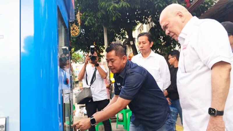 Dirut Tugu Tirta Kota Malang, Priyo Sudibyo memperlihatkan cara operasional Anjungan Air Siap Minum (AASM) kepada DPD RI, LaNyalla dan anggota DPRD Kota Malang. Foto : (Kim)