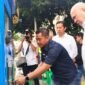 Dirut Tugu Tirta Kota Malang, Priyo Sudibyo memperlihatkan cara operasional Anjungan Air Siap Minum (AASM) kepada DPD RI, LaNyalla dan anggota DPRD Kota Malang. Foto : (Kim)