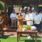 Sekretaris SMSI Malang Raya, Dadang Dwi Tanto (Dudung) memberikan potongan tumpeng kepada Kadis Kominfo Kota Malang, Muhammad Nur Widianto. Foto (Kim/ngalamutas.com)