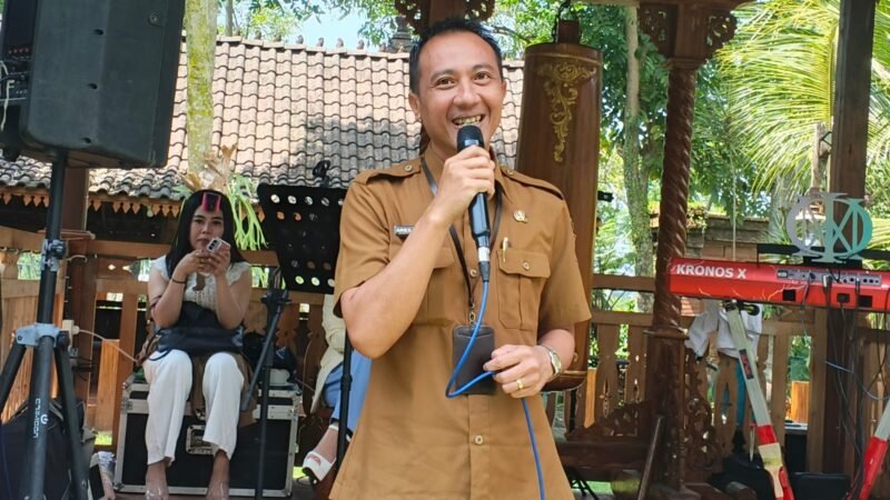 Kadis Kominfo Kota Batu, Aries Setyawan menyampaikan sambutan di Anniversary 1 Tahun kepengurusan SMSI Malang Raya. Foto (Kim/ngalamutas.com)