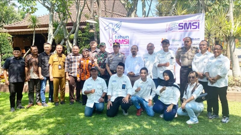 Ketua DPC Srikandi PP Kota Malang, Kiky Tutik Sundari bersama perwakilan Forkopimda Malang Raya, Muspika Dau, Kepengurusan SMSI Malang Raya dan tamu undangan lainnya. Foto (Kim/ngalamutas.com)