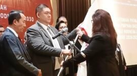 Prosesi pelantikan DPD IKADIN Jatim oleh DPP IKADIN. Foto (Kim)