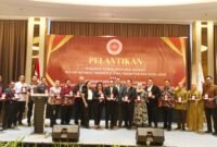 Komisi A DPRD Kota Malang menerima cindera mata dari Ikatan Advokat Indonesia (IKADIN). Foto (Kim)