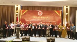 Komisi A DPRD Kota Malang menerima cindera mata dari Ikatan Advokat Indonesia (IKADIN). Foto (Kim)