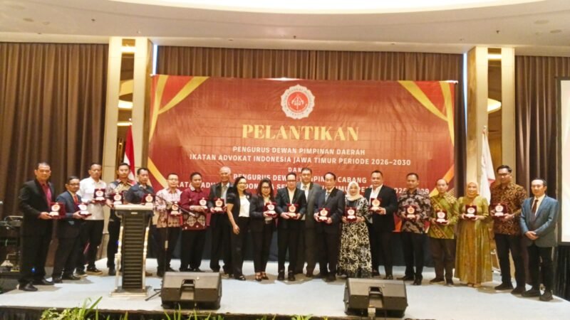 Komisi A DPRD Kota Malang menerima cindera mata dari Ikatan Advokat Indonesia (IKADIN). Foto (Kim)