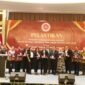 Komisi A DPRD Kota Malang menerima cindera mata dari Ikatan Advokat Indonesia (IKADIN). Foto (Kim)